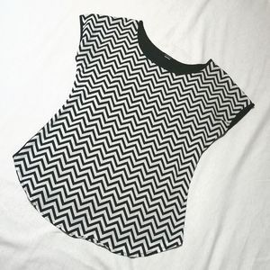 Espresso black & white chevron short sleeve medium top